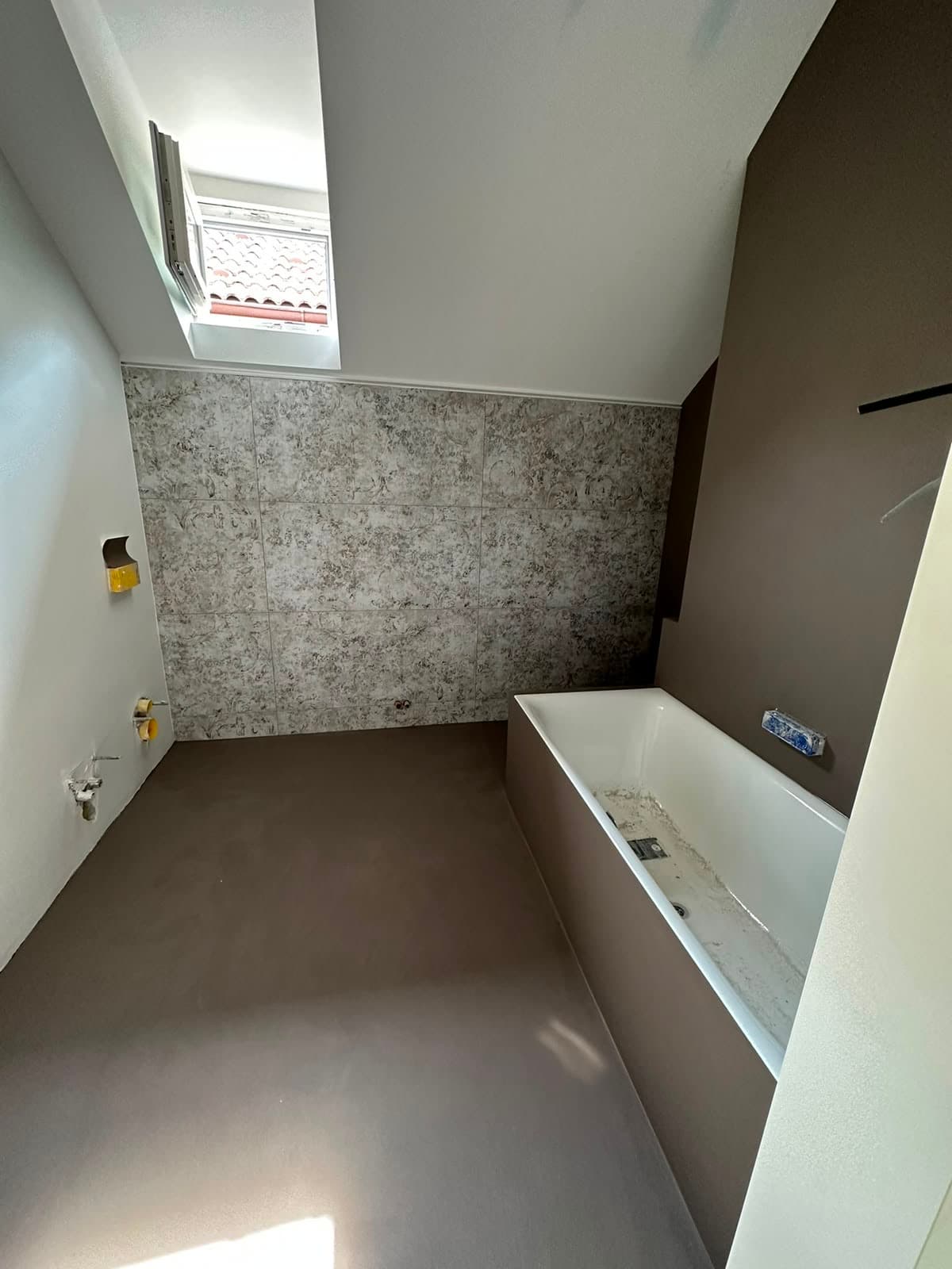 Bagno in mansarda con microcemento