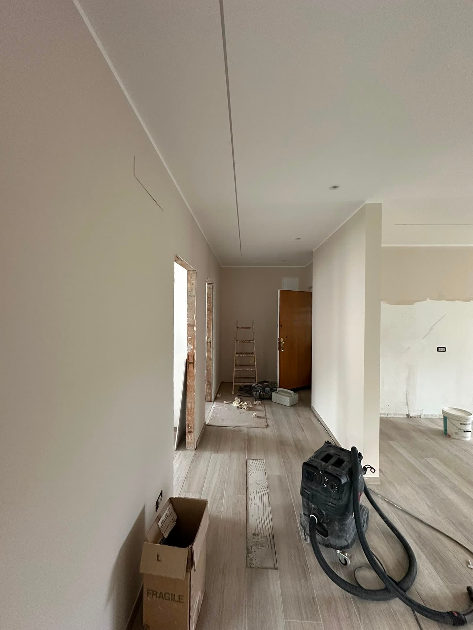 Corridoio tinteggiato in beige