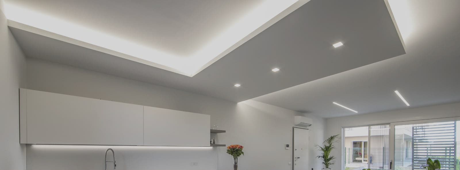 Cucina con controsoffitto luminoso