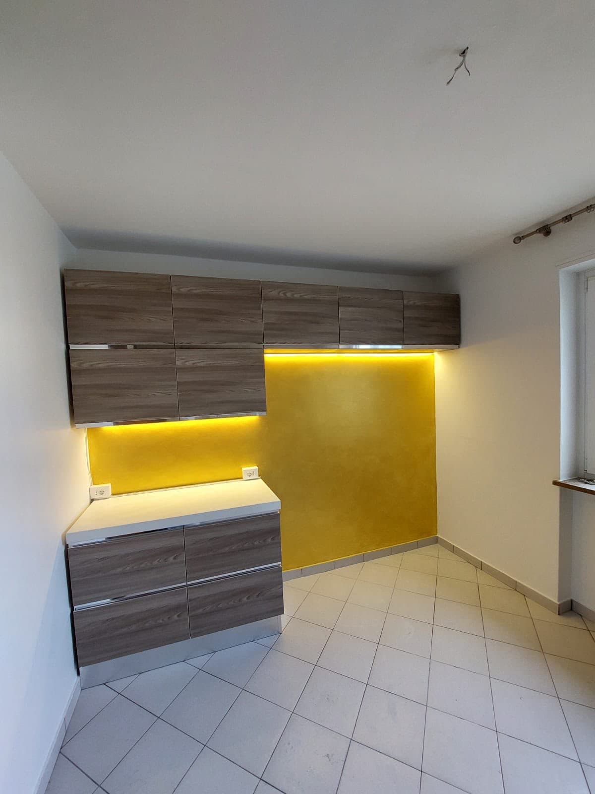 Cucina con parete gialla