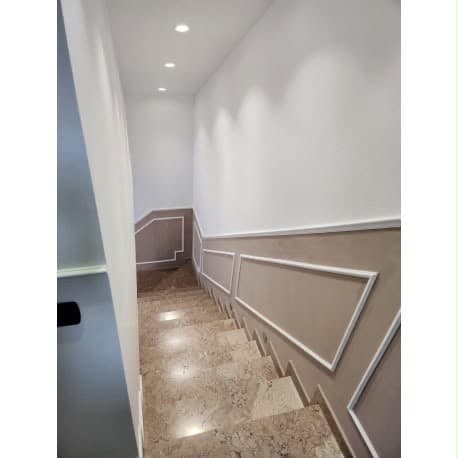 Scala con cornici decorative